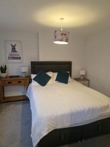 En eller flere senge i et værelse på Cosy central apt Free parking Wi-Fi