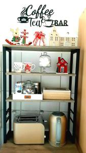 Příslušenství pro přípravu čaje a kávy v ubytování Gelbe Koffer - Comfort Family & Business Apartment in Neunkirchen - 2 SZ - Self-Check-in - WLAN 250 Mbit - Parkplatz - Balkon - Badewanne - bis zu 5 Pers