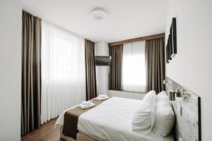 Giường trong phòng chung tại Hotel Central Strumica