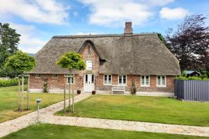 una vecchia casa in mattoni con tetto di paglia di Haus Frieda a Aventoft