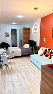 a bedroom with a bed and a living room at Lujosas suites XOE in Quito