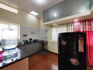 Η κουζίνα ή μικρή κουζίνα στο Galaxy Homestay Mysore 4bhk - Family friendly