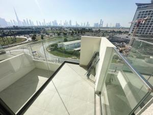 En balkon eller terrasse på studio with Dubai Burj Khalifa view in Al Jadaf