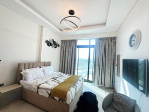 Et tv og/eller underholdning på studio with Dubai Burj Khalifa view in Al Jadaf