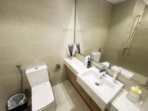 Et badeværelse på studio with Dubai Burj Khalifa view in Al Jadaf + 3 billeder