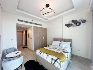 En eller flere senge i et værelse på studio with Dubai Burj Khalifa view in Al Jadaf