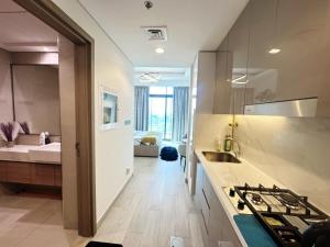 Køkken eller tekøkken på studio with Dubai Burj Khalifa view in Al Jadaf