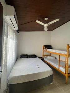 En eller flere senge i et værelse på Hostel Tio Nobre + 36 billeder