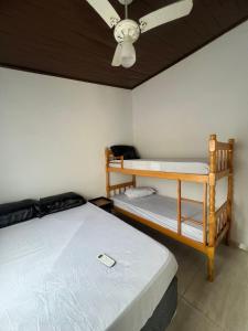 En eller flere senge i et værelse på Hostel Tio Nobre