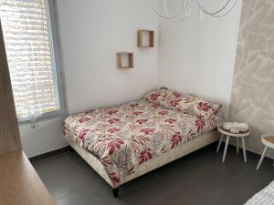 Postel nebo postele na pokoji v ubytování FLC- Vaste T2 -Parking-Air Conditioning-Terrace-6p-St Charles