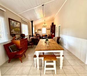 Et opholdsområde på Esigodini Cottage