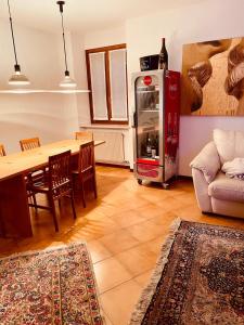 Attico in centro في أوديني: غرفة معيشة مع طاولة وآلة صودا +58 صورة