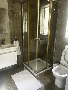 Phòng tắm tại 1 bedroom apartment steps away from seafront