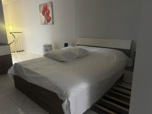 Giường trong phòng chung tại 1 bedroom apartment steps away from seafront