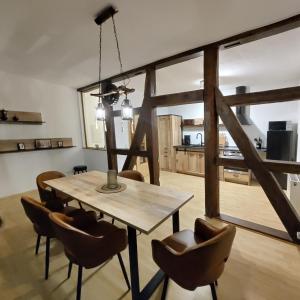 ein Esszimmer mit einem Holztisch und Stühlen in der Unterkunft Ferienwohnung - Alte Mühle Extertal in Extertal