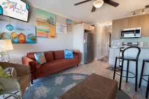 ein Wohnzimmer mit Sofa und eine Küche in der Unterkunft Sea Cabins 342C in Isle of Palms