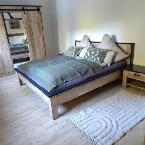 ein großes Bett in einem Zimmer mit Spiegel in der Unterkunft Ferienwohnung - Alte Mühle Extertal in Extertal