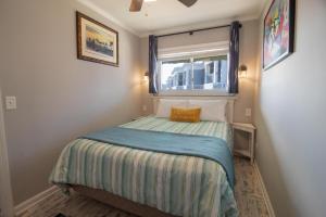 ein kleines Schlafzimmer mit einem Bett und einem Fenster in der Unterkunft Sea Cabins 342C in Isle of Palms + 58 Fotos