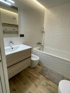 Et badeværelse på Alicante City Suite 2