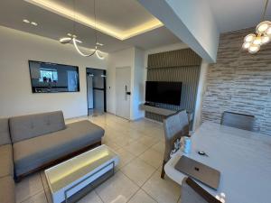 ein Wohnzimmer mit Sofa und Tisch in der Unterkunft Vila Bella Residence in Gravatá