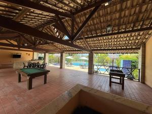 eine Terrasse mit einem Billardtisch und einer Tischtennisplatte in der Unterkunft Vila Bella Residence in Gravatá