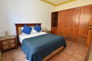 Ένα ή περισσότερα κρεβάτια σε δωμάτιο στο Bluefish Condo, Ocean Front, Sunrises, Pool, Hot Tub, Under New Management