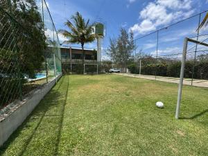 ein Fußballfeld mit einem Fußball auf dem Rasen in der Unterkunft Vila Bella Residence in Gravatá