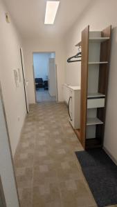 ein Zimmer mit einem Flur mit einem Bücherregal in der Unterkunft Urlaub am Rhein Speyer Hockenheim Mannheim in Altlußheim