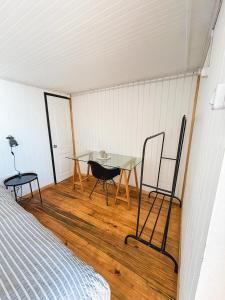 een kamer met een tafel en stoelen en een bed bij La Mar de Filomena in Tomé +5 foto's