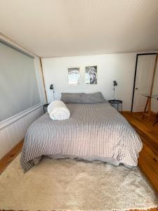 een slaapkamer met een groot bed in een kamer bij La Mar de Filomena in Tomé