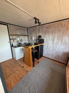 een kleine keuken met een bureau en een magnetron bij La Mar de Filomena in Tomé