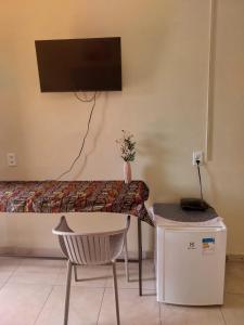 Apt Raphis D في سانتاريم: غرفة بسرير وطاولة وتلفزيون