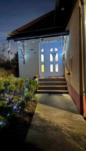 een huis met een witte deur met lichten erop bij Kitti Kuckója in Debrecen