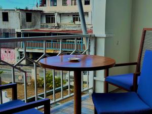 Una mesa y sillas en un balcón con vista. en Beny SeaBeach Residence, en Belle Mare