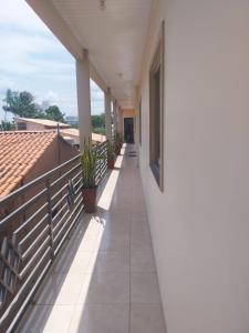 Apt Raphis D في سانتاريم: بلكونة منزل عليها نباتات