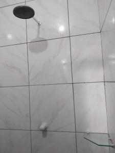 Apt Raphis D في سانتاريم: دش به جدار من البلاط الأبيض مع رأس دش