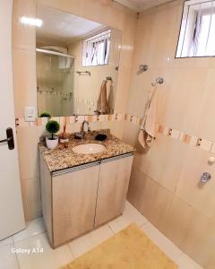 ein Badezimmer mit Waschbecken und Dusche in der Unterkunft Casa Completa Charmosa e Perfeita para Você in Caxias do Sul