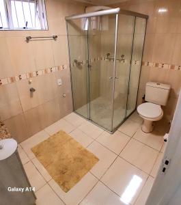 ein Badezimmer mit Dusche und Toilette in der Unterkunft Casa Completa Charmosa e Perfeita para Você in Caxias do Sul + 42 Fotos