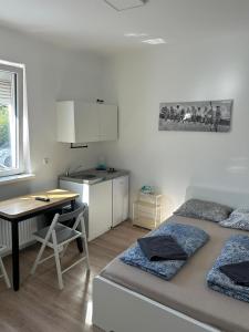 En eller flere senge i et værelse på City Apartments - Vienna North - Free Parking