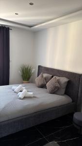 En eller flere senge i et værelse på Luxueux appartement T3