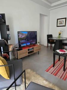 Et tv og/eller underholdning på Cozy Apartment