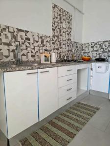 Køkken eller tekøkken på Cozy Apartment