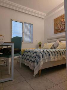 En eller flere senge i et værelse på Cozy Apartment