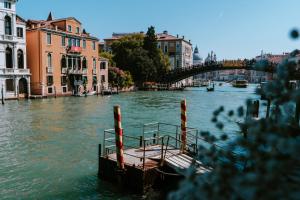 Udsigt til en flod der løber i nærheden af feriehuset