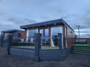 een klein huisje met glazen ramen op het dak bij Mary Queen of Scott's Lodge in Carberry +13 foto's