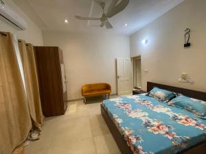 a bedroom with a bed and a ceiling fan at Forever Appartements Cosy luxe in Cotonou