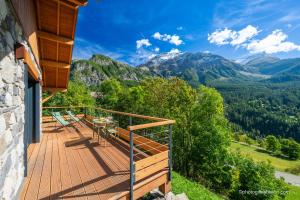 un balcón de una casa con vistas a las montañas en Le Jas du Pranou, en Orcières
