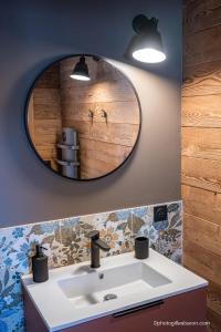 un baño con lavabo y espejo en Le Jas du Pranou, en Orcières 17 fotos más