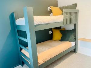 En eller flere senge i et værelse på The House at The Quarters