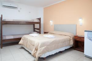 een slaapkamer met twee bedden met handdoeken erop bij Desert Tracks Rancho in Las Grutas